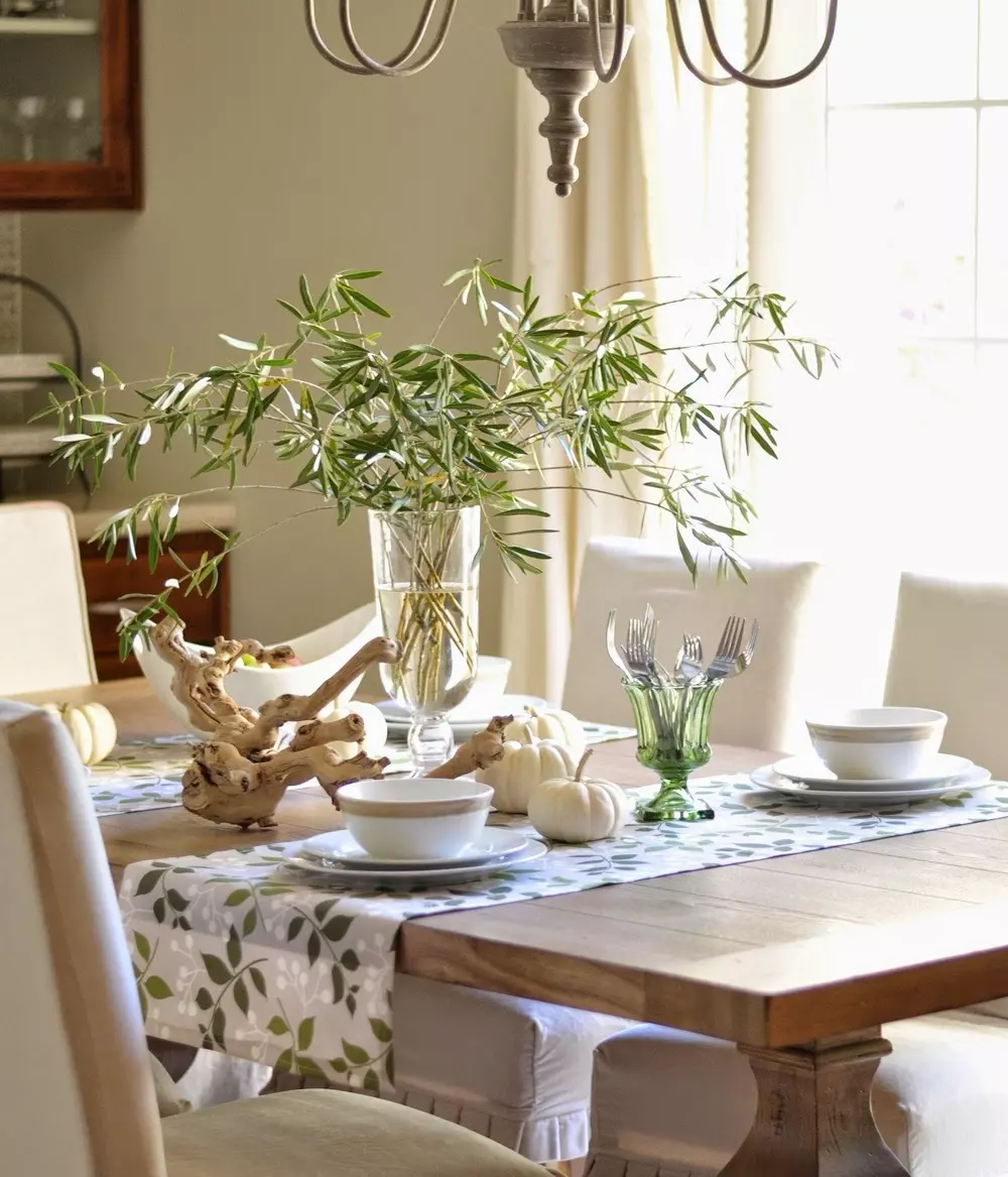 Nên sử dụng khăn trải bàn phù hợp với màu sắc bàn ăn và nội thất phòng bếp