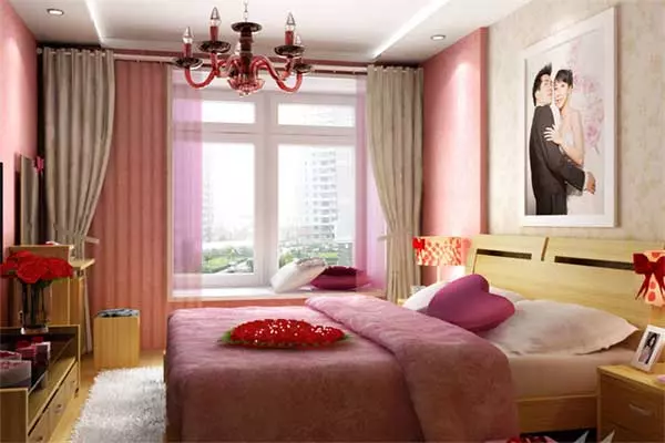 Giường gỗ màu hồng cho cặp vợ chồng mới cưới