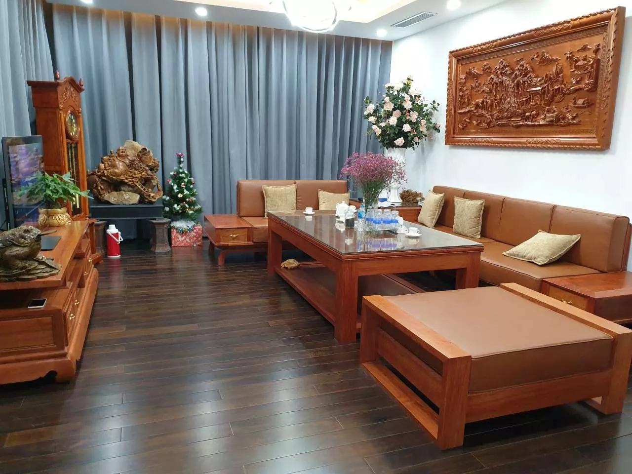 Sàn gỗ làm bằng gỗ Chiu Liu Lào có màu sắc tự nhiên và bóng đẹp