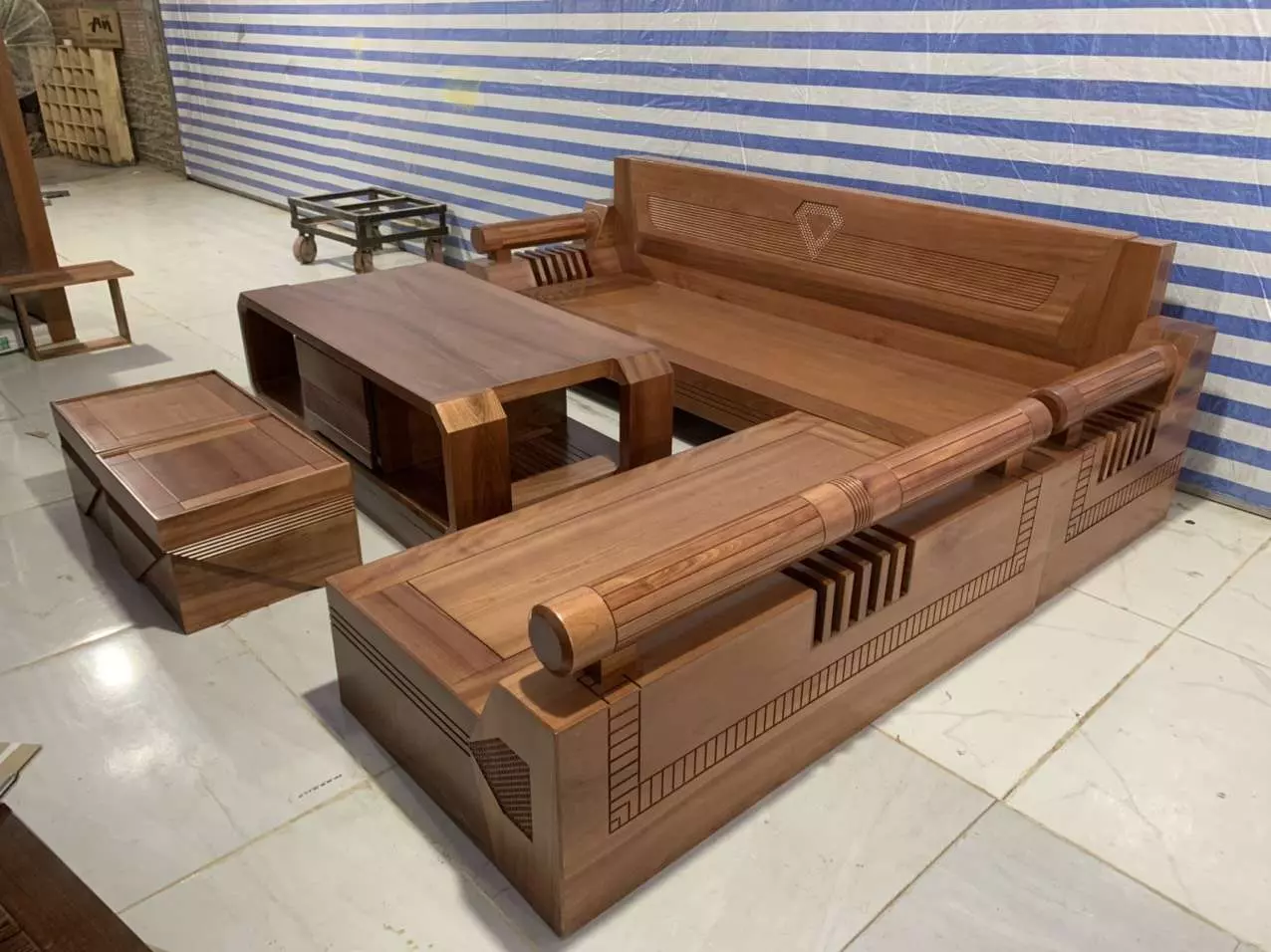 Bàn ghế sofa gỗ Chiu Liu là sự kết hợp giữa nét cổ điển và hiện đại, tạo nên không gian sang trọng và đẳng cấp