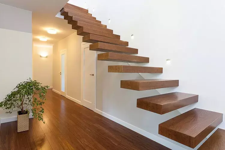 Cầu thang gỗ lim sang trọng cho căn hộ hiện đại