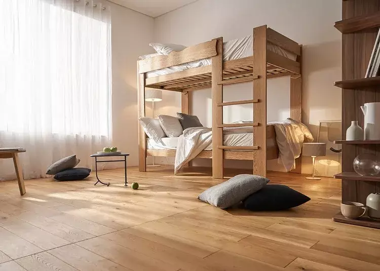 Độ bền cao, không cong vênh mối mọt, sàn gỗ từ gỗ lim là lựa chọn tuyệt vời cho căn hộ