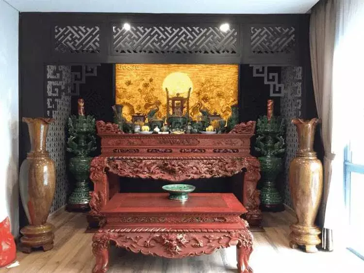 Sập thờ gỗ lim kết hợp với tranh trúc chỉ, đồ thờ gốm sứ mang tới sự ấm cúng, trang nghiêm và đẹp mắt cho không gian thờ tự của gia đình Việt