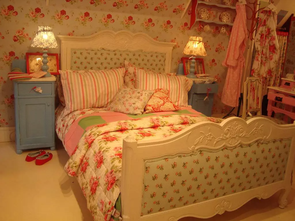 Phòng ngủ Vintage màu hồng dễ thương