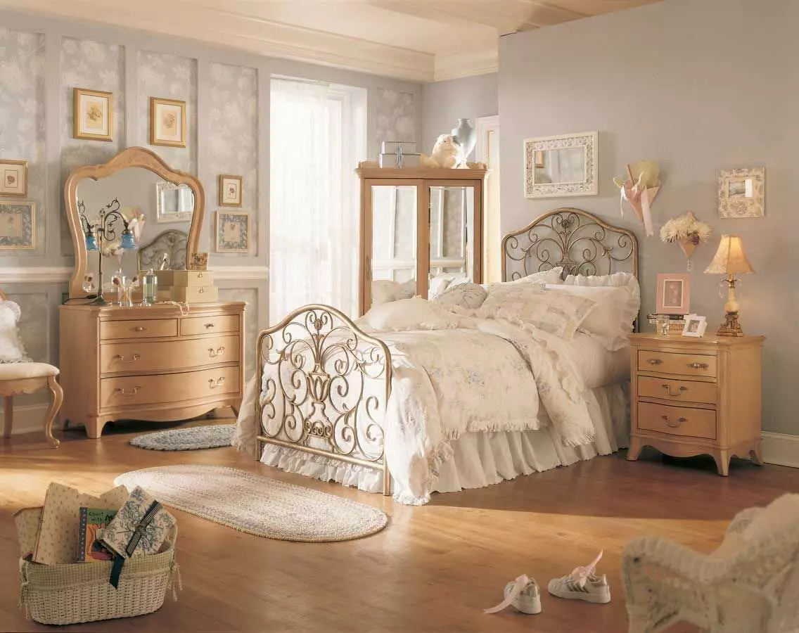 Phòng ngủ cổ điển với màu xanh ngọc dịu mát