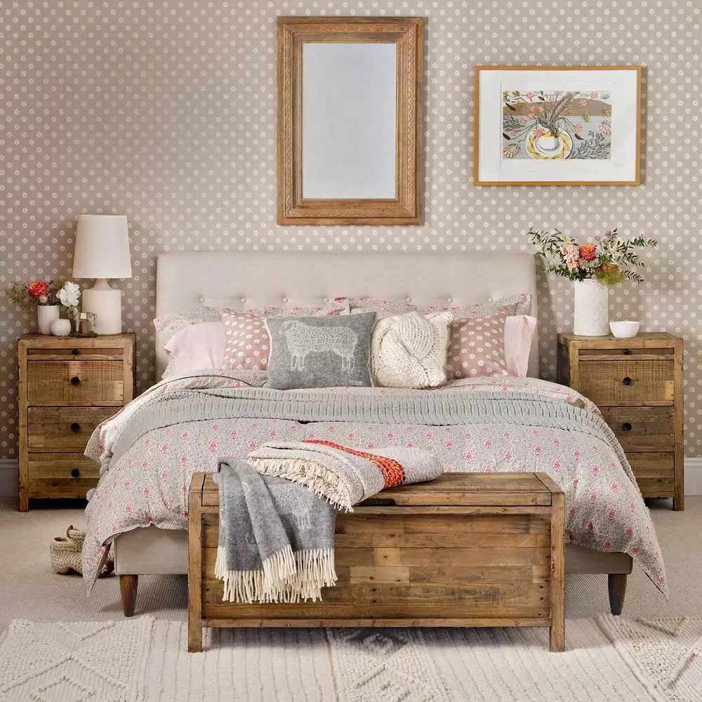 Tủ đầu giường hay ghế bench cuối giường đều sử dụng những thanh gỗ ghép tái chế giữ được màu sắc xưa cũ