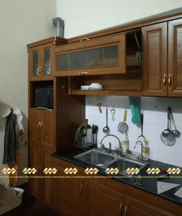 Mẫu tủ bếp nhôm nội thất với các thiết bị, phụ kiện nhà bếp lắp đặt hoàn thiện bởi tủ bếp Vạn Phú Thành