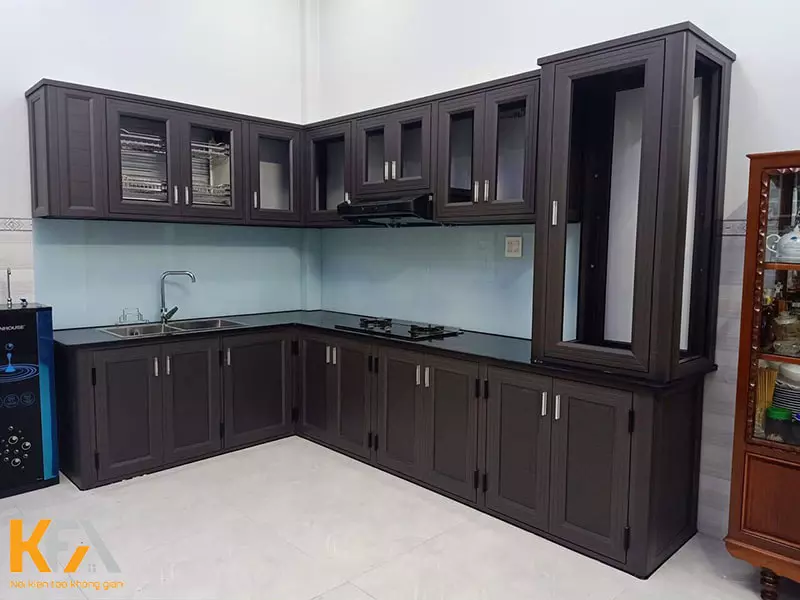 Thiết kế tủ bếp từ nhôm kính sơn màu đen nâu độc đáo