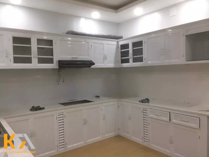 Mẫu tủ bếp nhôm kính thiết kế hiện đại, kết hợp gam màu trắng giúp gian bếp nhà phố bừng sáng