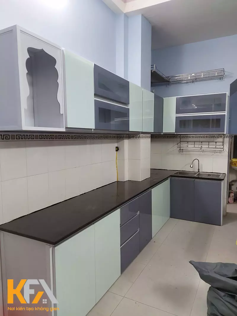 Mẫu tủ bếp làm từ nhôm kính phủ film hiện đại, tone màu trắng đen nổi bật