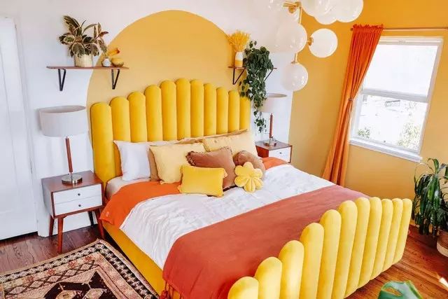 Phòng ngủ màu vàng cam cho những cặp đôi mới kết hôn