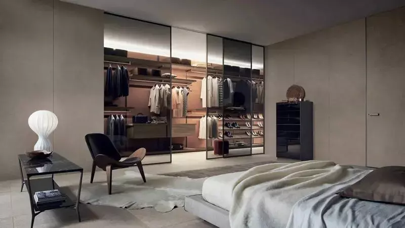 Tủ quần áo nhôm vách kính tối màu âm tường bảo vệ sự riêng tư của gia chủ