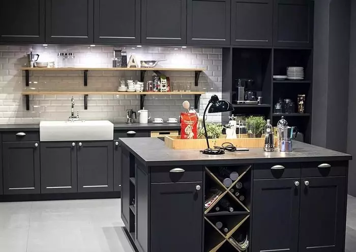 Tủ bếp màu xám đậm là nền hoàn hảo để làm cho các đối tượng xung quanh trở nên nổi bật