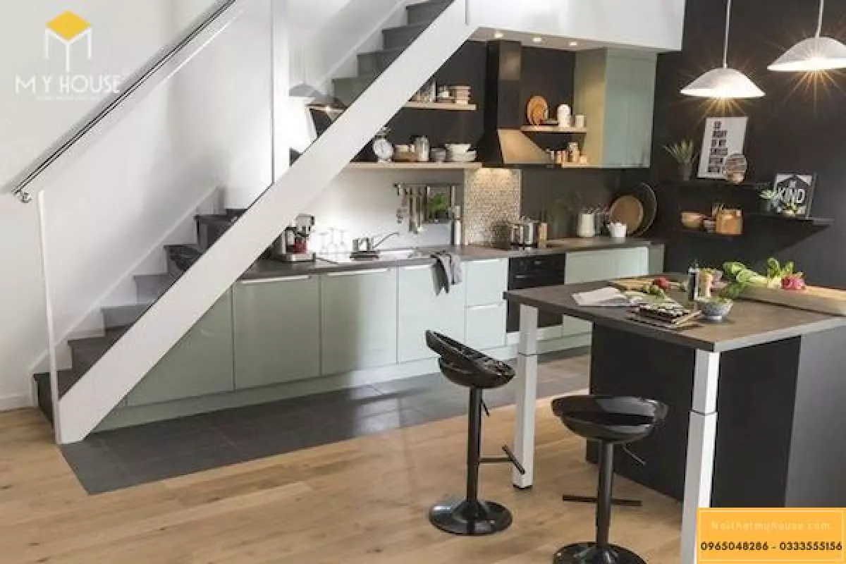 Tận dụng không gian gầm cầu thang làm tủ bếp tiết kiệm đáng kể không gian