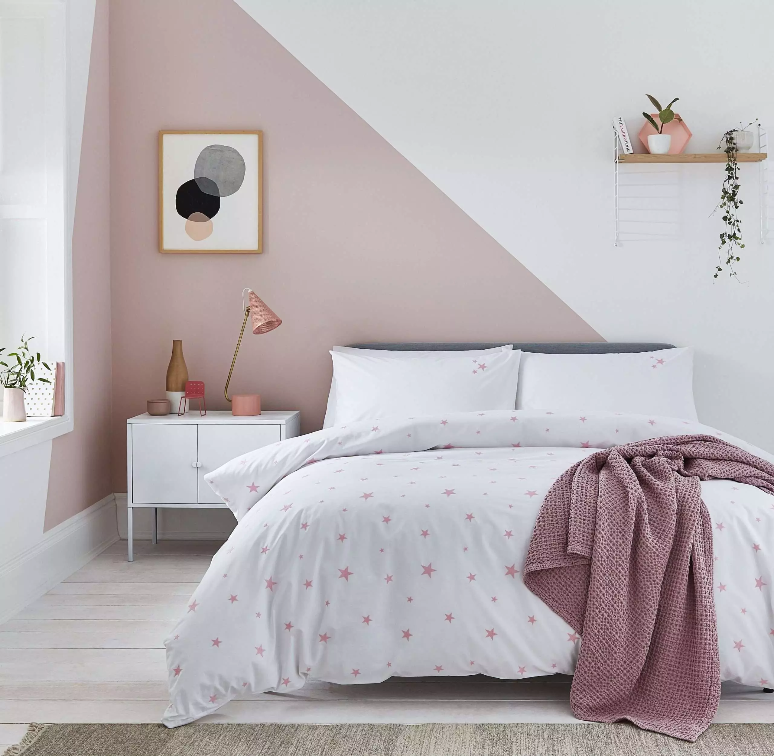 Một mẫu phòng ngủ tông hồng - trắng lãng mạn dành cho bé gái 18 tuổi