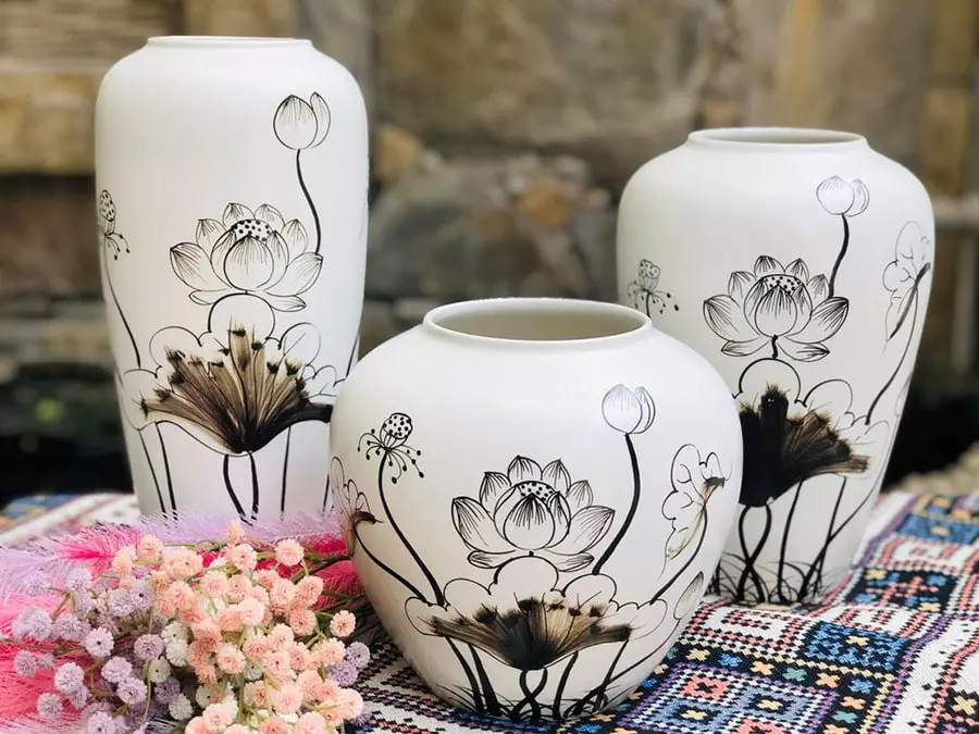 Các mẫu bình hoa bằng gốm trang trí này thường được các nghệ nhân đơn giản lối thiết kế